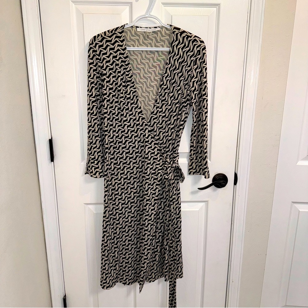 DIANE von FURSTENBERG 100% SILK BLACK/WHITE WRAP ICONIC size 8